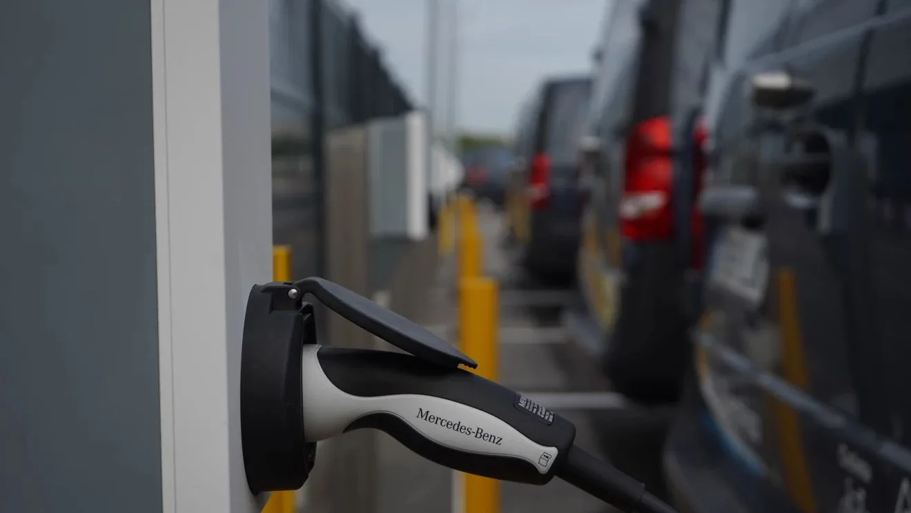 Imagen recarga furgoneta eléctrica